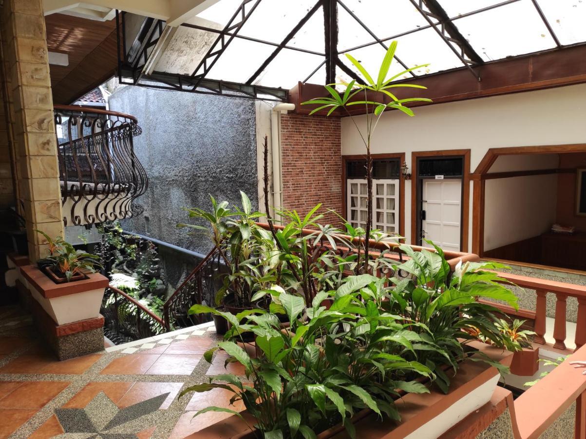 Arwiga Hotel Бандунг Экстерьер фото